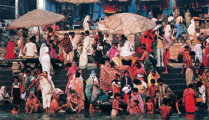 Верующие спускаются к Гангу, чтобы в его водах очиститься от грехов и защитить себя от напастей.