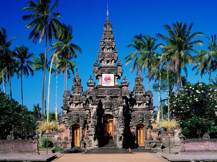 Бали часто называют островом «тысячи богов»