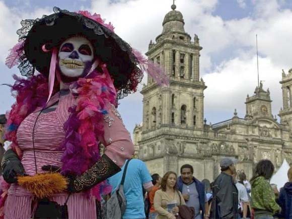 Чем-то похожим можно назвать празднование «Дня мертвых» в Мексике в первых числах ноября.